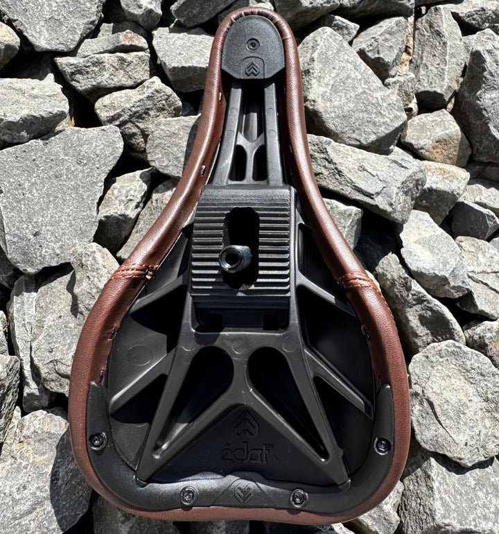 ECLAT VOID PIVOTAL SEAT